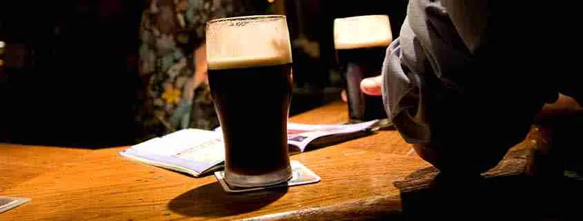 Gusto, sapore e schiuma della birra nera irlandese