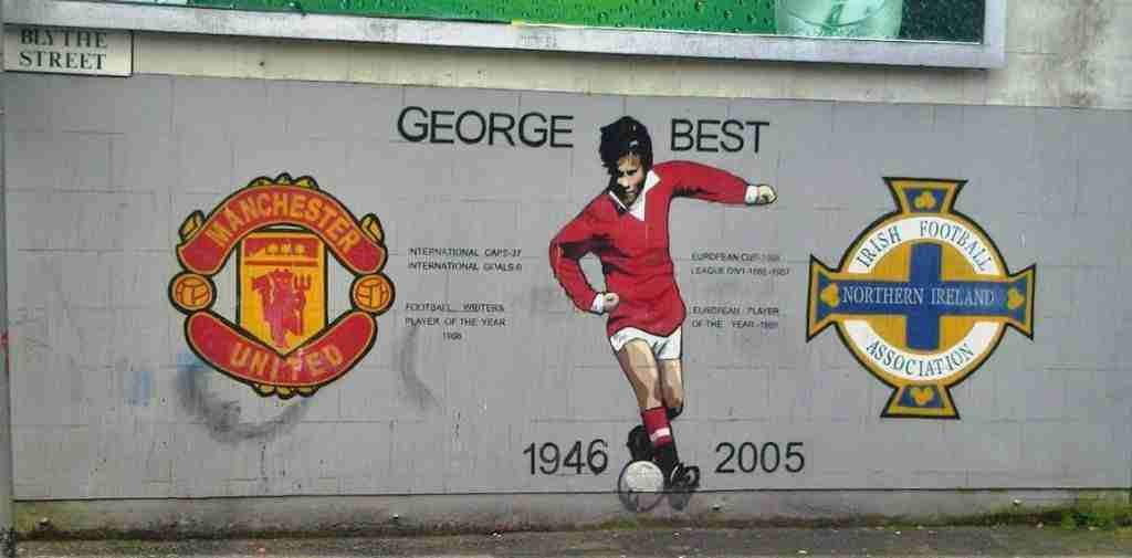 Il murales del calciatore a Belfast