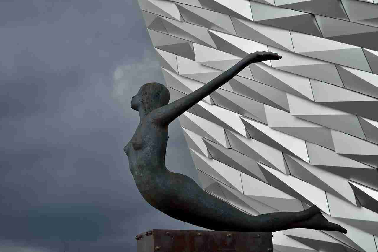 La statua all'ingresso del Titanic Belfast