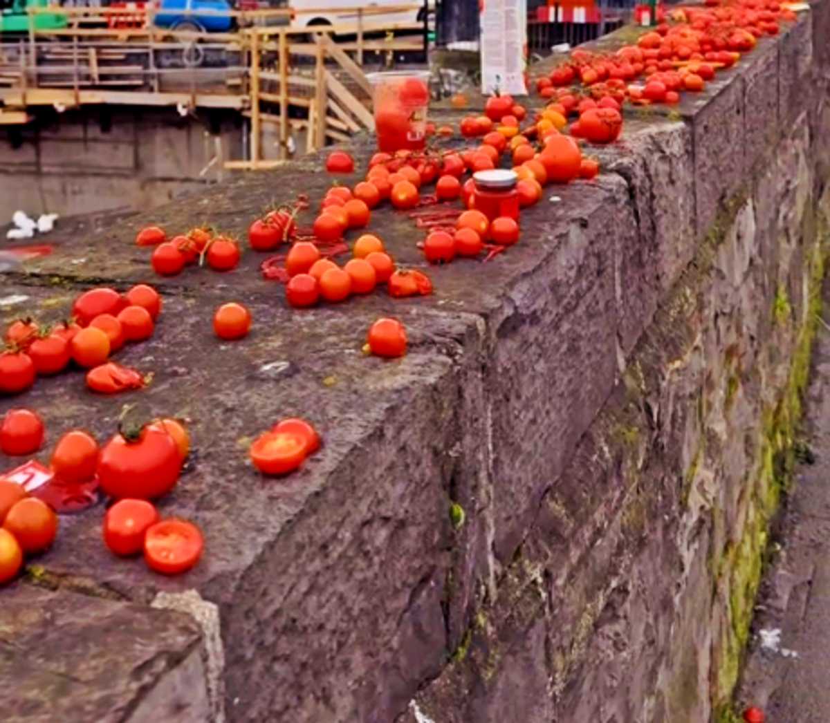 I pomodorini lasciati sul ponte