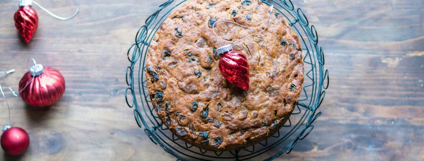 Torta di Irish Christmas Cake che mostra l'impasto scuro e denso pieno di uvetta e frutta candita