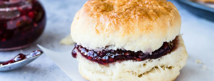 Scones irlandesi caldi, divisi a metà con burro e marmellata