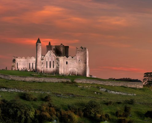 Le rovine medievali del Rock of Cashel su un'altura rocciosa nel Tipperary