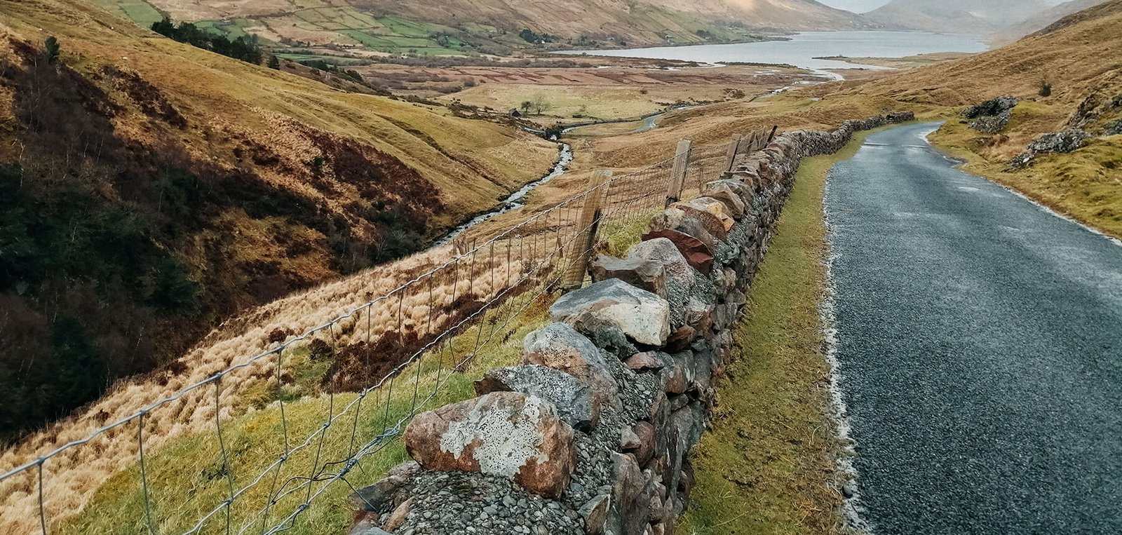 Le strade irlandesi tra muri a secco — uno standard, non un'eccezione