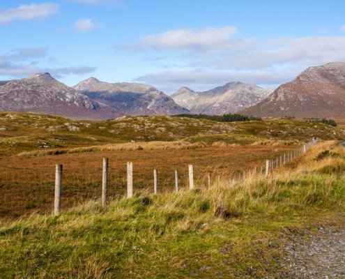 Paesaggio del Connemara con le montagne Twelve Bens sullo sfondo