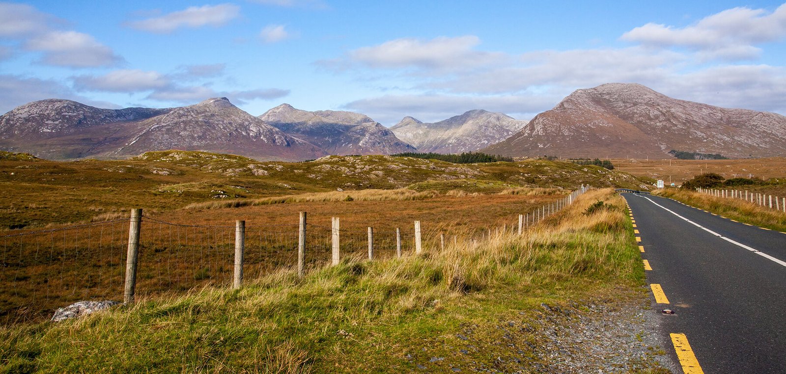 Paesaggio del Connemara con le montagne Twelve Bens sullo sfondo