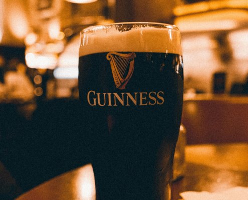 Una pinta di Guinness appena versata in un pub irlandese