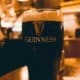 Una pinta di Guinness appena versata in un pub irlandese