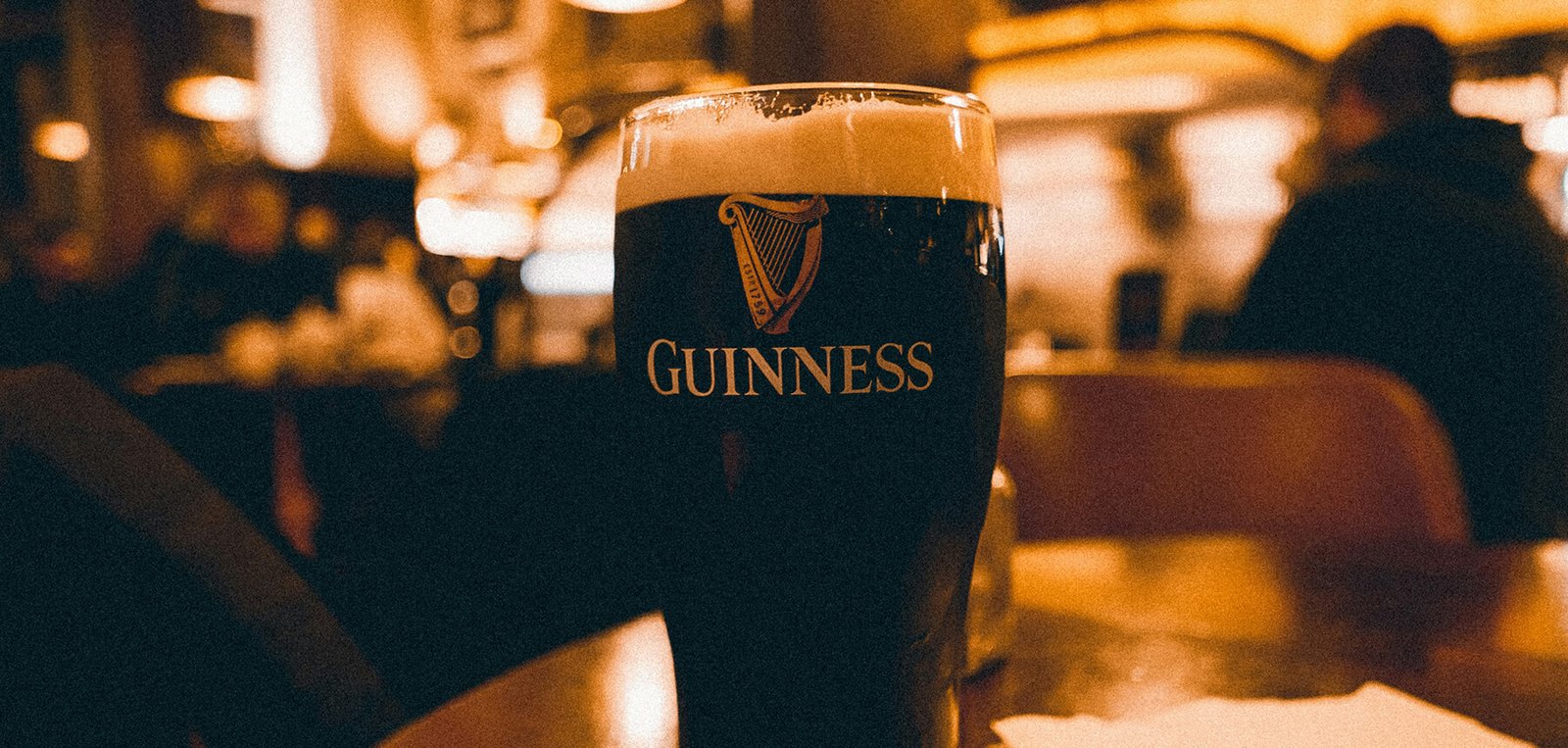 Il mito della Guinness più buona in Irlanda Una pinta di Guinness appena versata in un pub irlandese