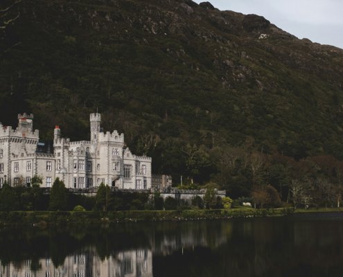 Kylemore Abbey specchiata nel lago del Connemara
