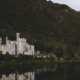 Kylemore Abbey specchiata nel lago del Connemara