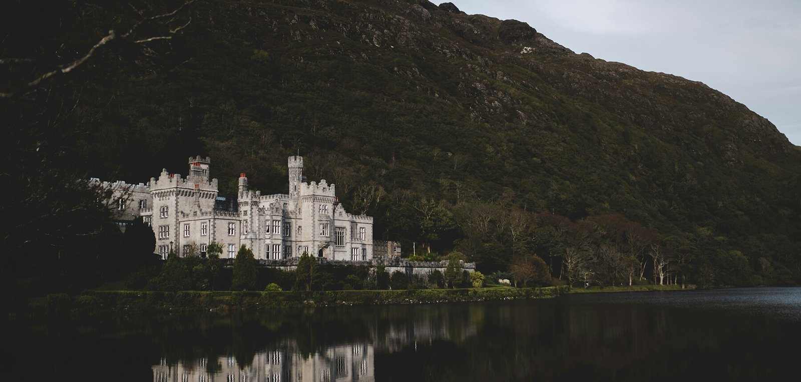 Kylemore Abbey, Connemara Kylemore Abbey specchiata nel lago del Connemara