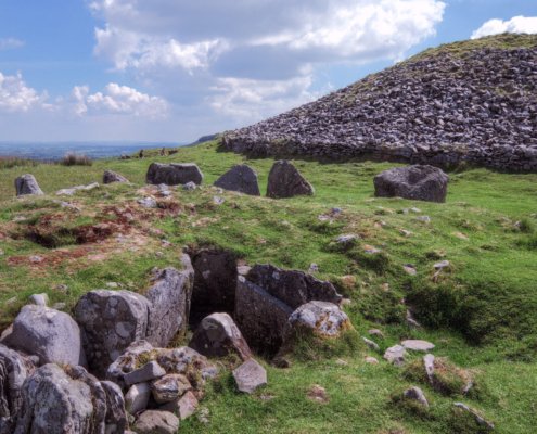 Il Cairn T di Loughcrew sulla collina di Carnbane East