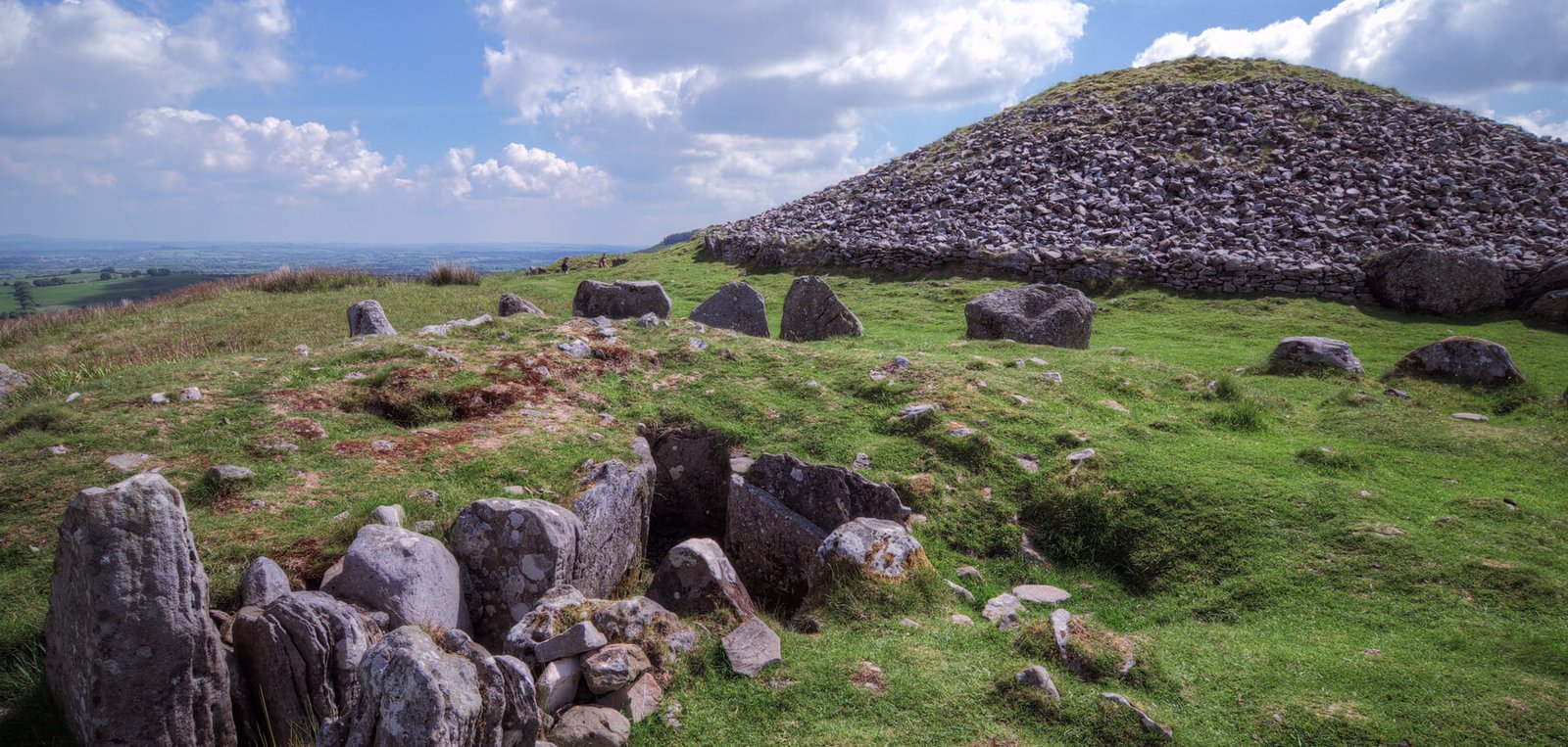 Il Cairn T di Loughcrew sulla collina di Carnbane East