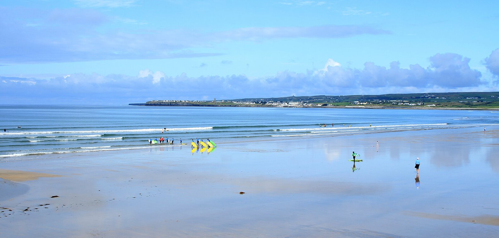 Surf a Strandhill, Sligo Surfisti sulle onde di Strandhill, Contea di Sligo