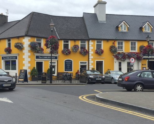 Il centro storico di Westport con le facciate colorate dei pub