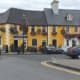 Il centro storico di Westport con le facciate colorate dei pub