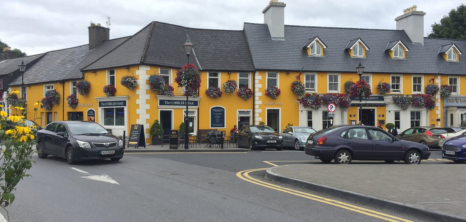 Il centro storico di Westport con le facciate colorate dei pub