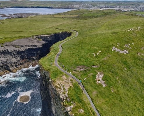 Vista aerea delle scogliere di Kilkee in Irlanda