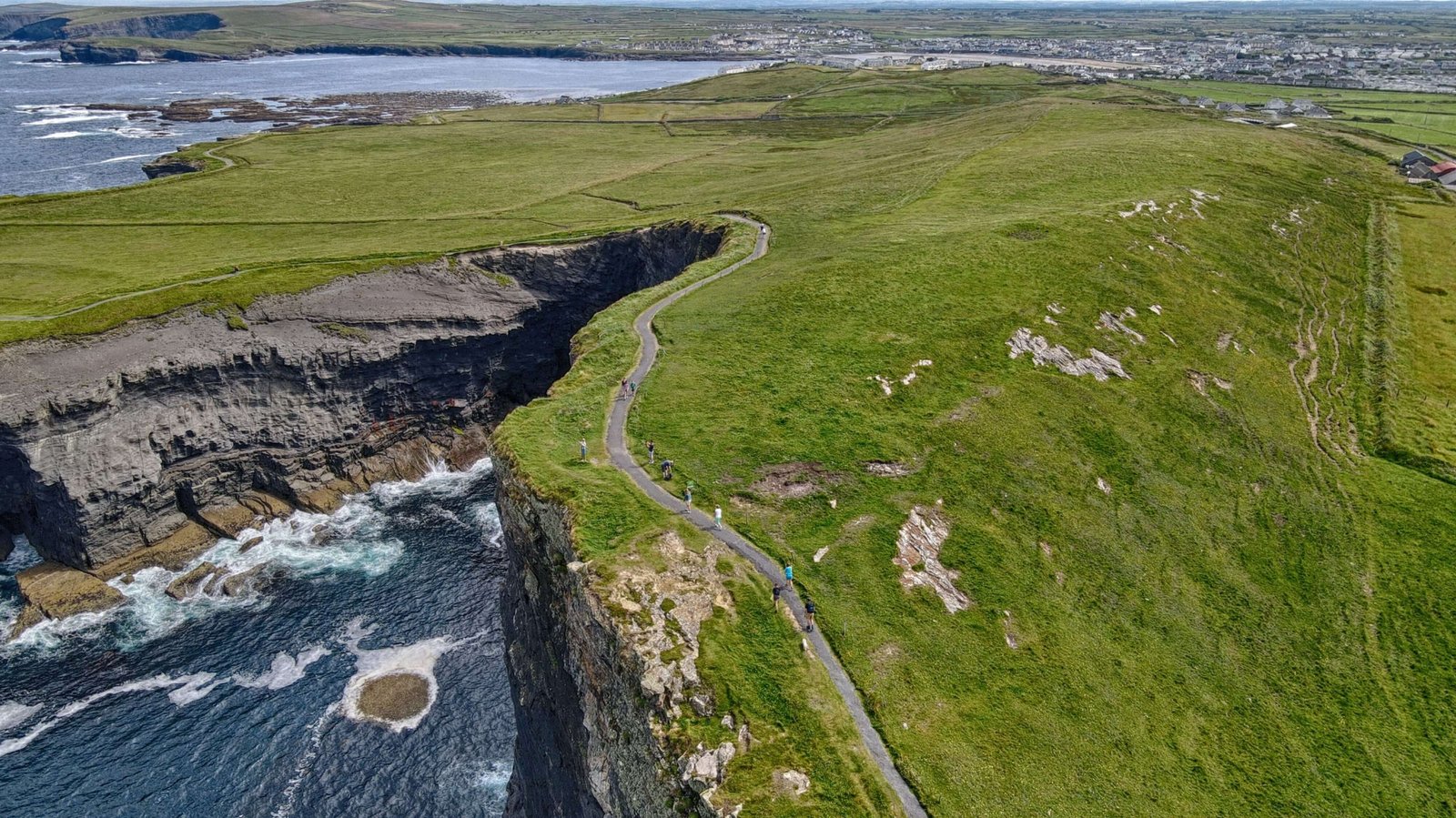 Wild Atlantic Way in estate Vista aerea delle scogliere di Kilkee in Irlanda